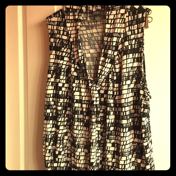 Tops - Amazing Black and white layering top with versatile tie